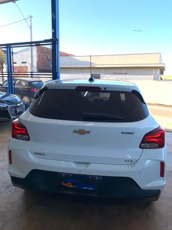 CHEVROLET Onix Hatch - Foto