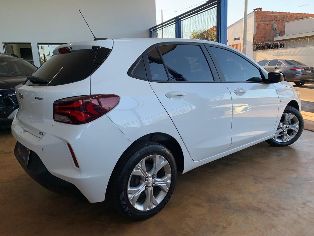 CHEVROLET Onix Hatch - Foto