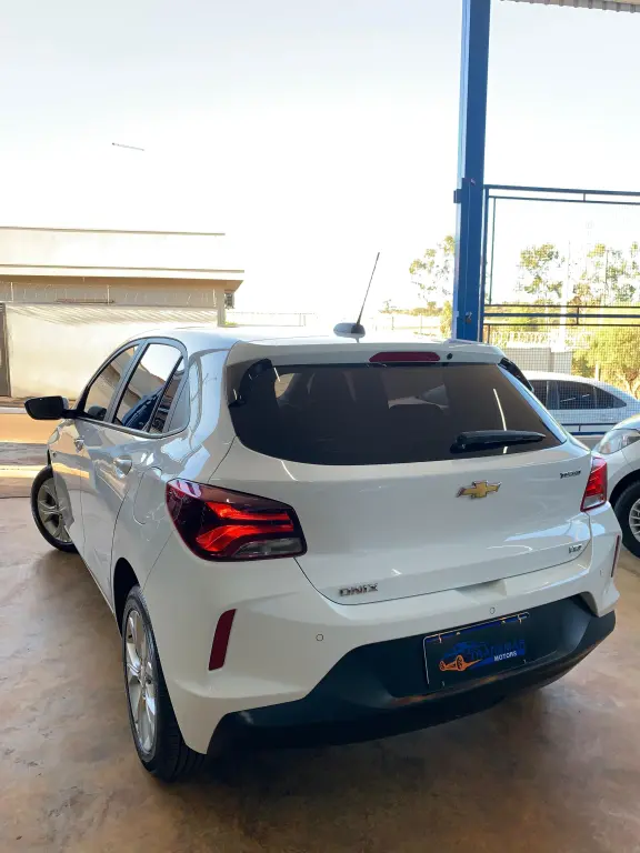 CHEVROLET Onix Hatch - Foto