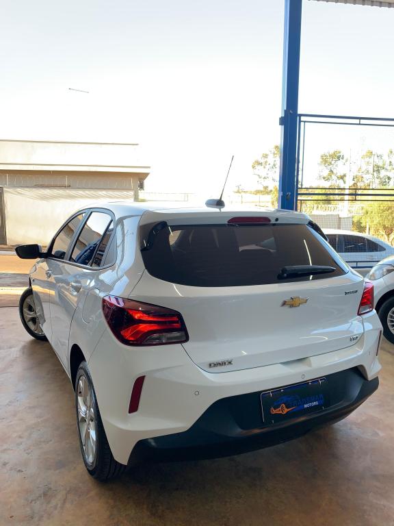 CHEVROLET Onix Hatch - Foto
