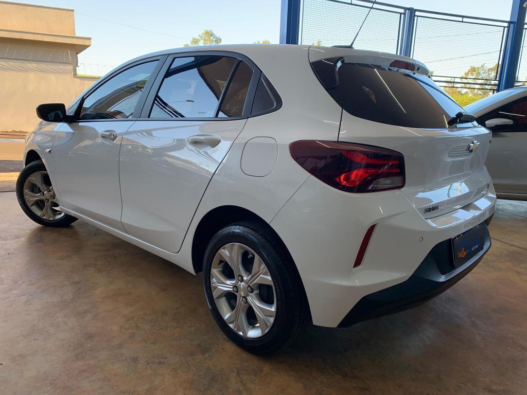 CHEVROLET Onix Hatch - Foto