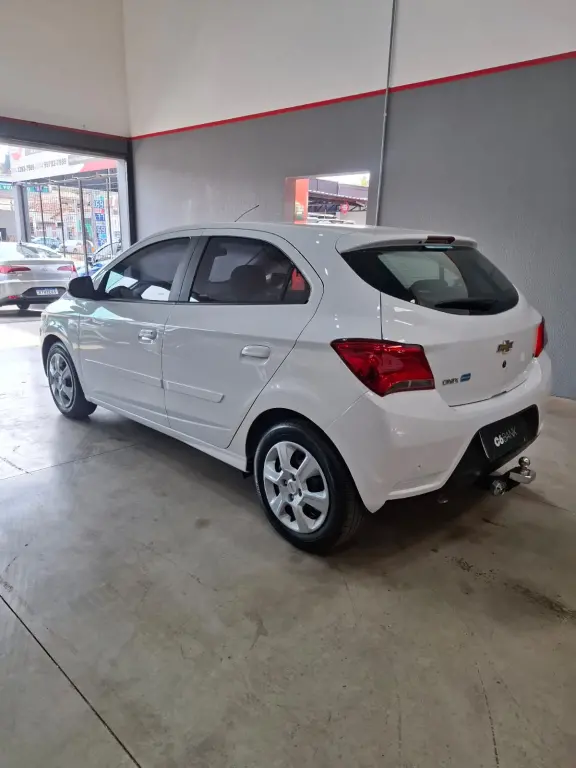 CHEVROLET Onix Hatch - Foto