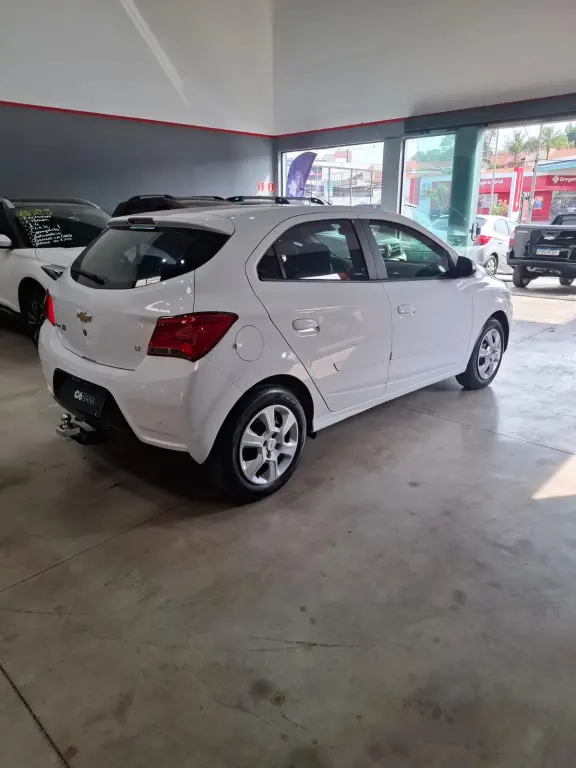 CHEVROLET Onix Hatch - Foto