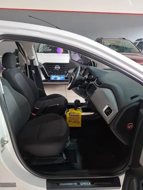 CHEVROLET Onix Hatch - Foto