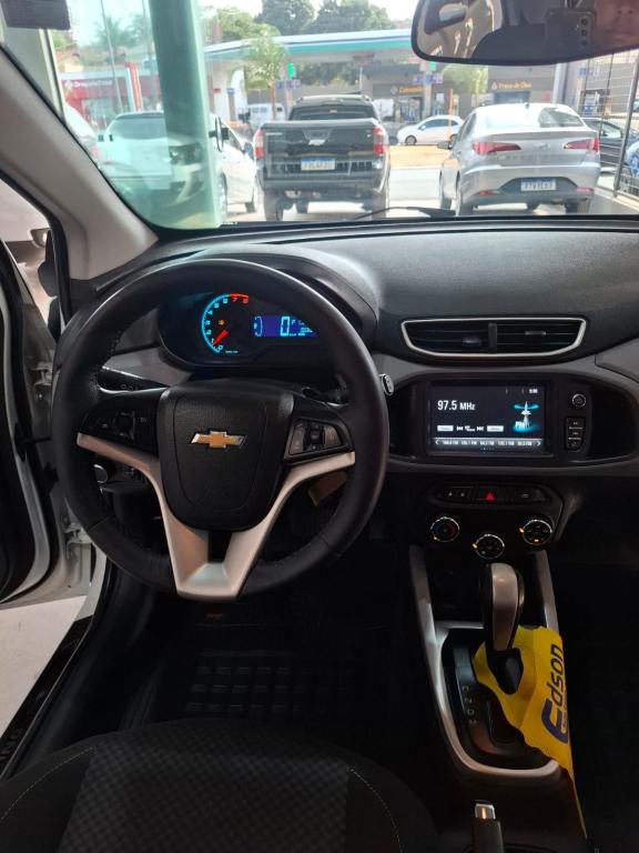 CHEVROLET Onix Hatch - Foto