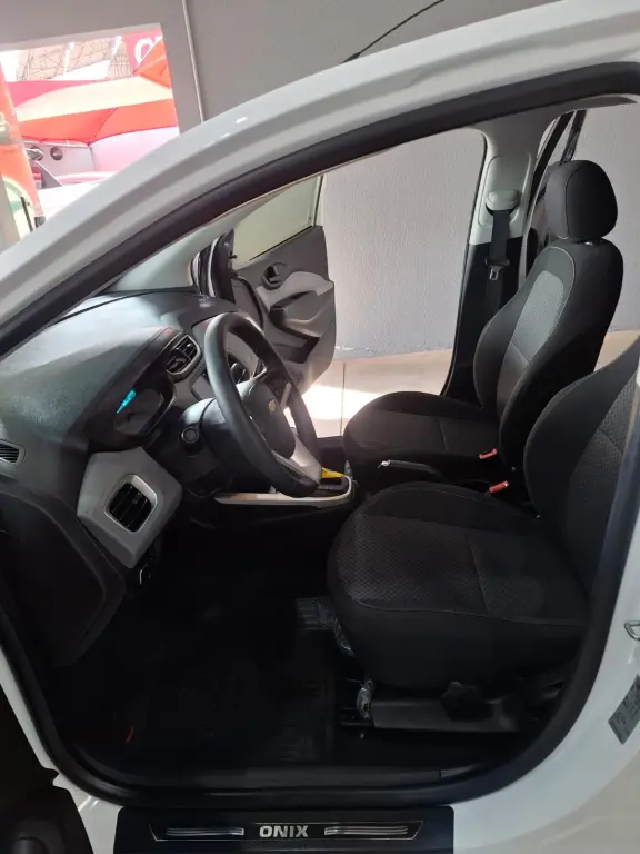 CHEVROLET Onix Hatch - Foto