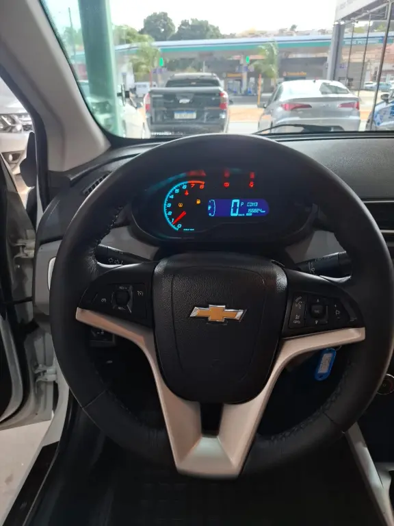 CHEVROLET Onix Hatch - Foto