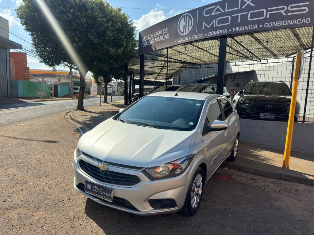 CHEVROLET Onix Hatch - Foto