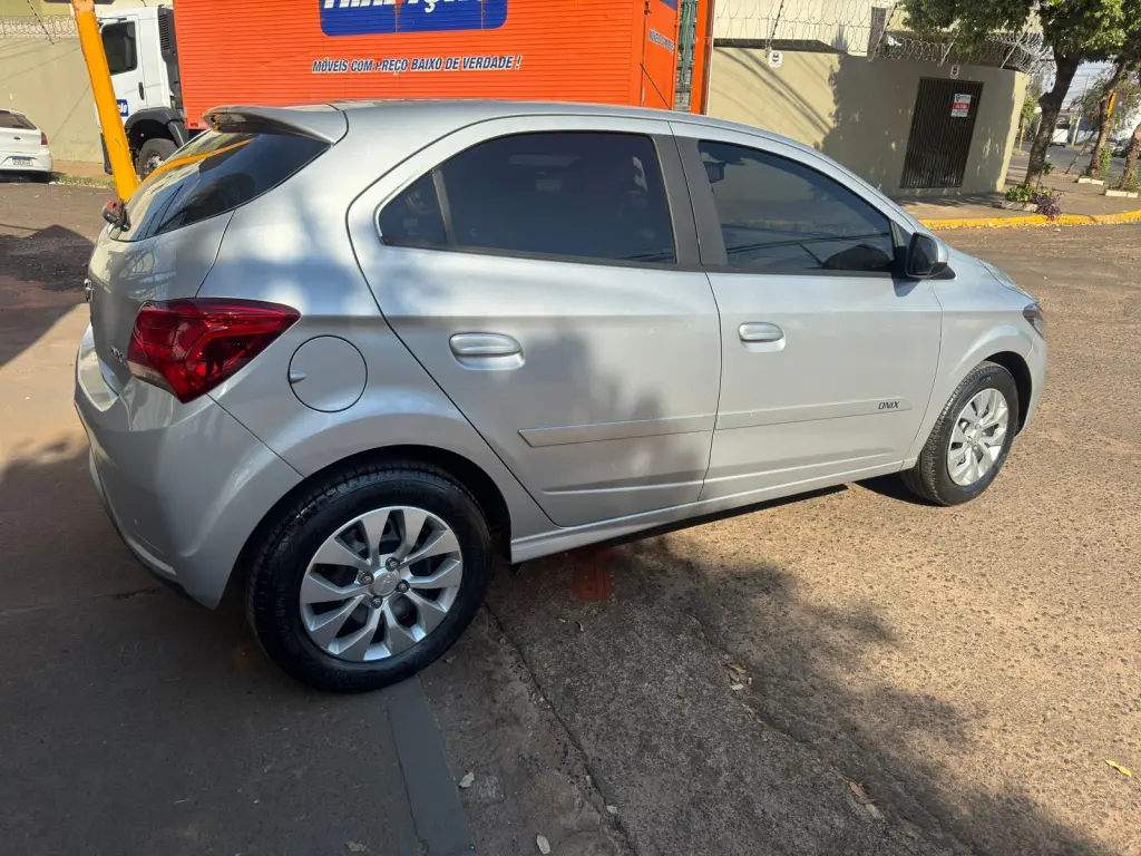 CHEVROLET Onix Hatch - Foto