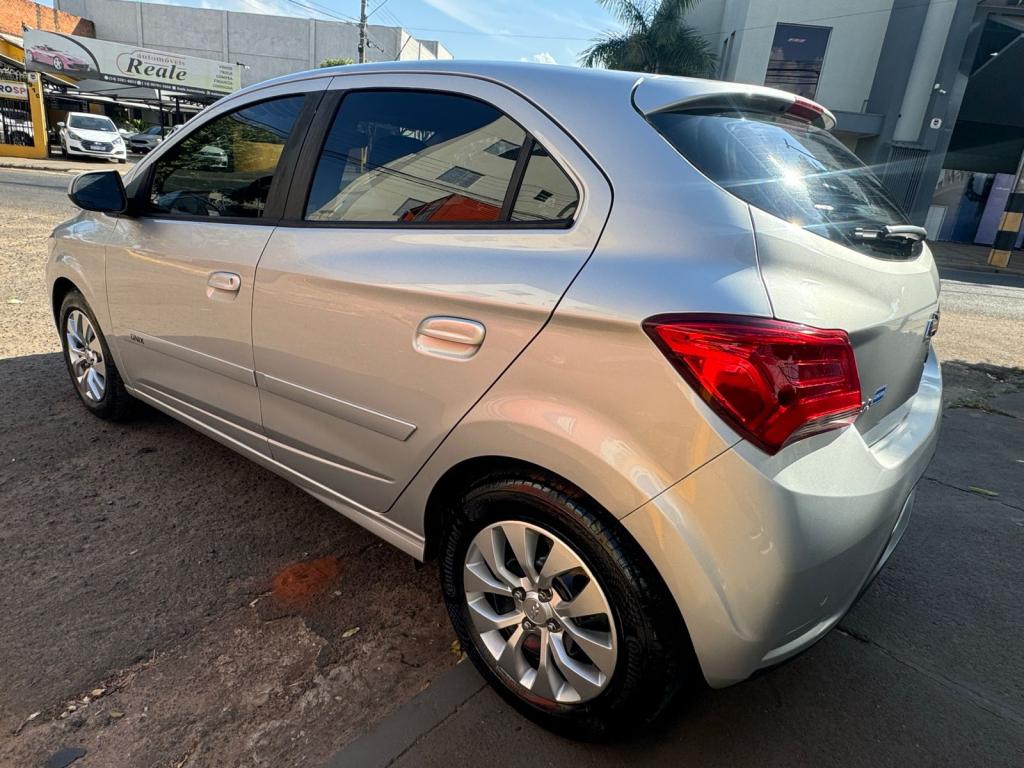 CHEVROLET Onix Hatch - Foto