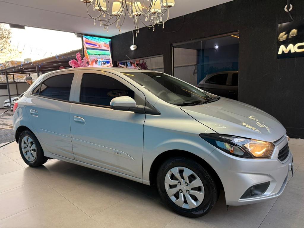 CHEVROLET Onix Hatch - Foto