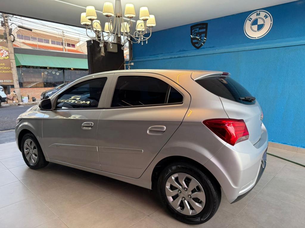 CHEVROLET Onix Hatch - Foto