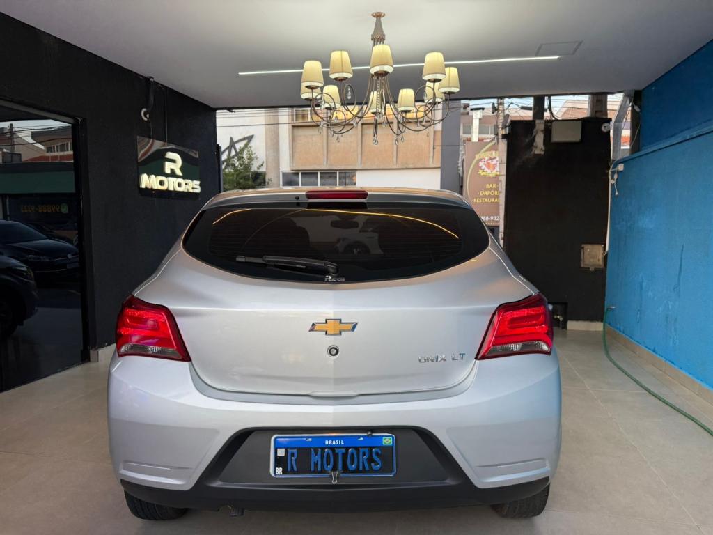 CHEVROLET Onix Hatch - Foto