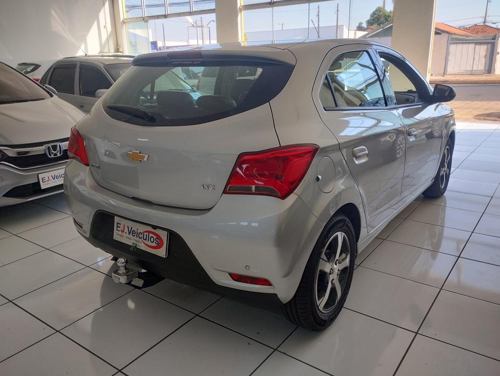 CHEVROLET Onix Hatch - Foto