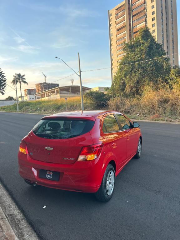 CHEVROLET Onix Hatch - Foto