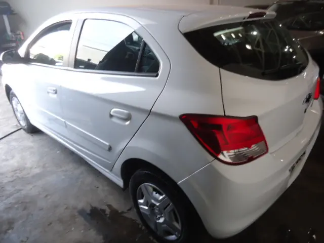 CHEVROLET Onix Hatch - Foto