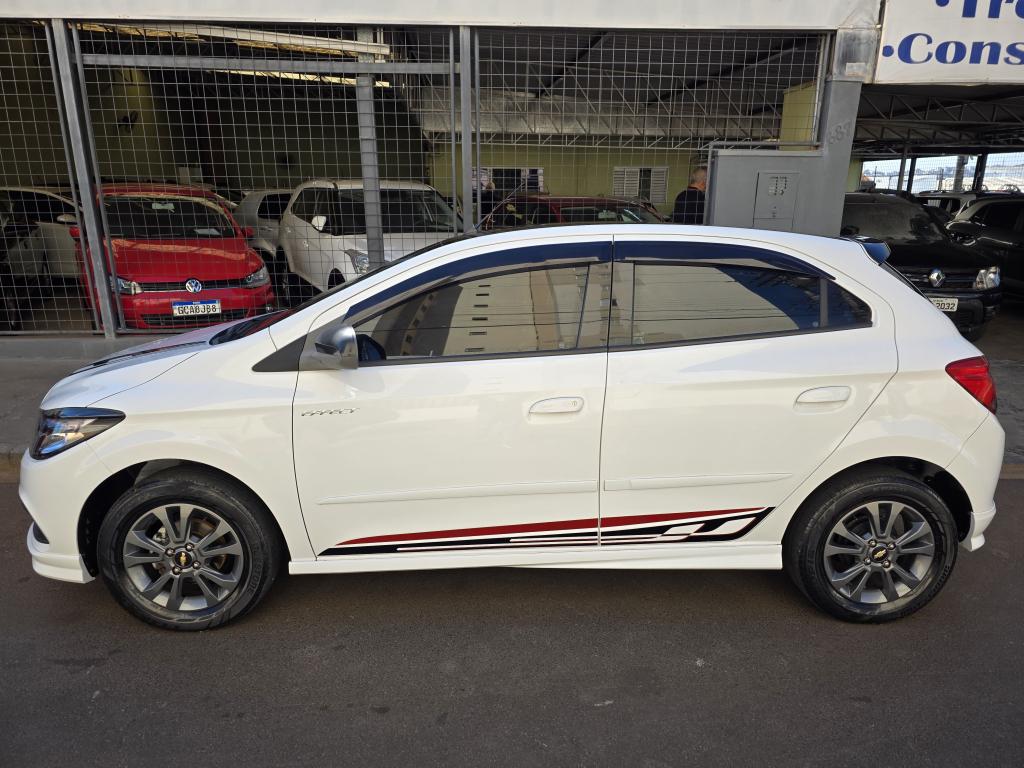 CHEVROLET Onix Hatch - Foto