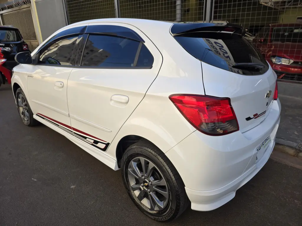 CHEVROLET Onix Hatch - Foto