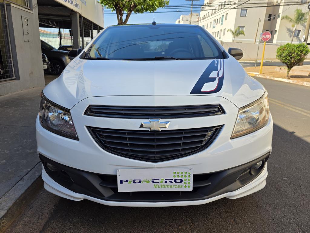 CHEVROLET Onix Hatch - Foto