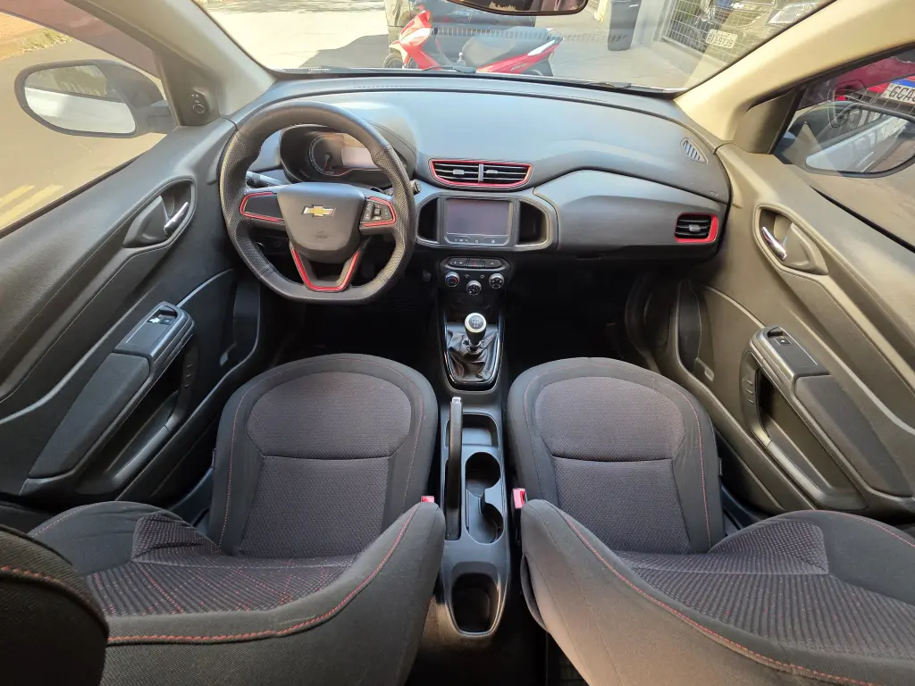 CHEVROLET Onix Hatch - Foto