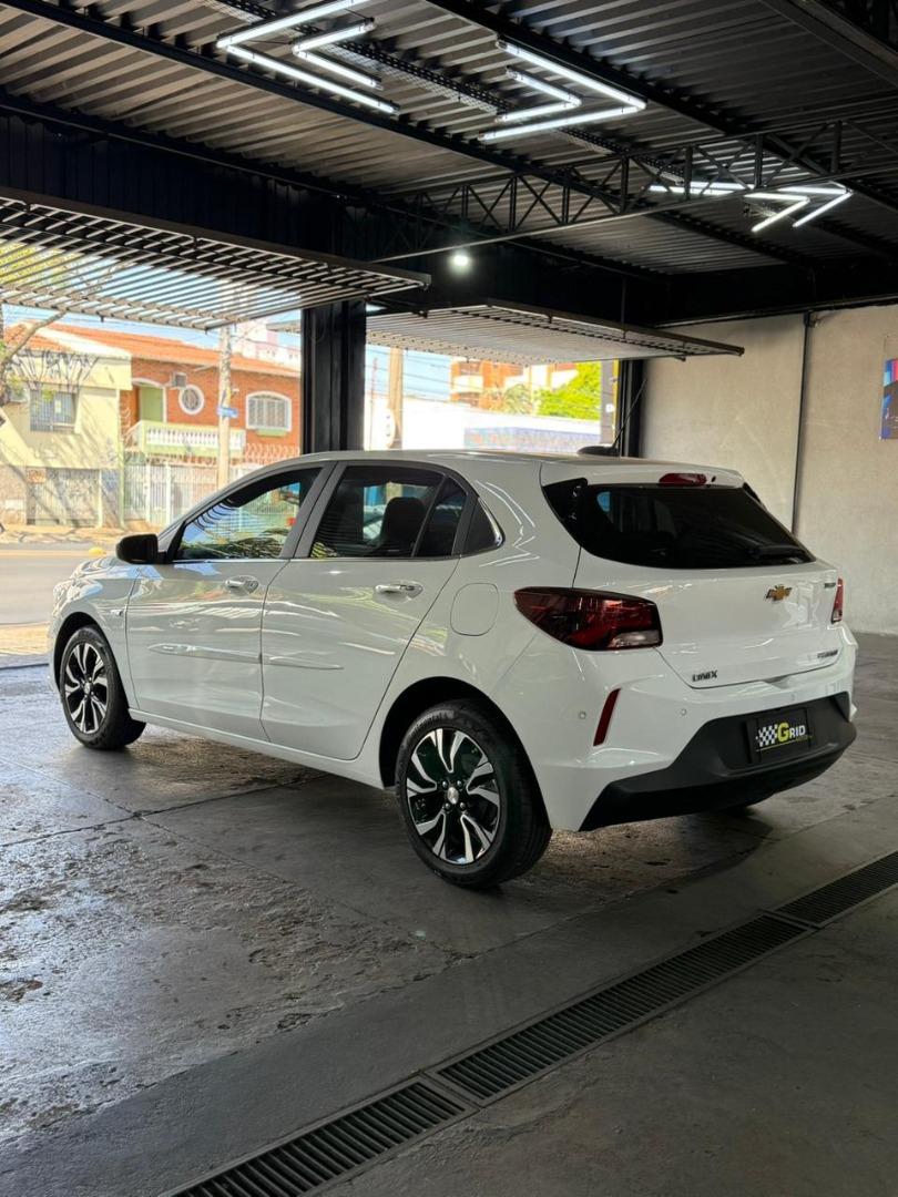 CHEVROLET Onix Hatch - Foto