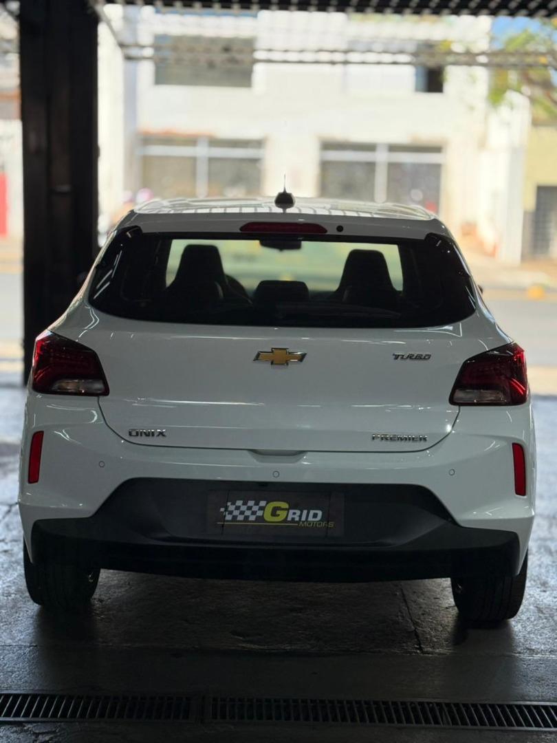 CHEVROLET Onix Hatch - Foto