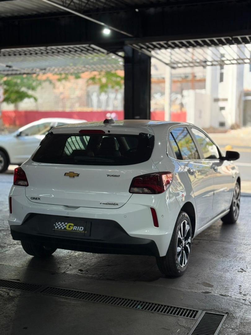 CHEVROLET Onix Hatch - Foto