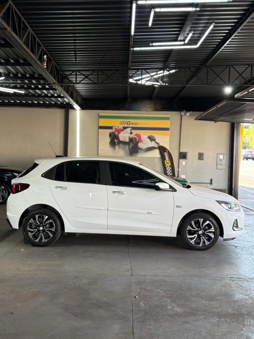 CHEVROLET Onix Hatch - Foto