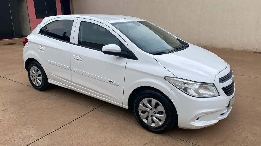 CHEVROLET Onix Hatch - Foto