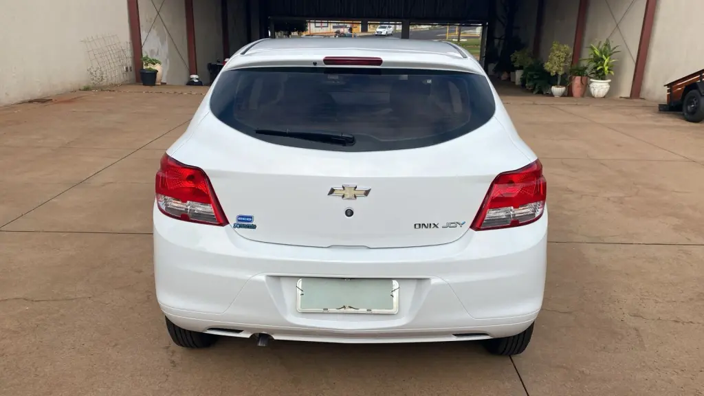 CHEVROLET Onix Hatch - Foto