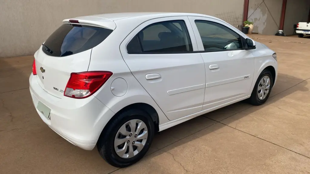 CHEVROLET Onix Hatch - Foto