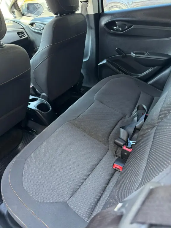 CHEVROLET Onix Hatch - Foto