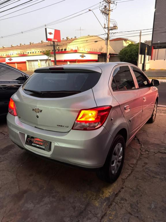 CHEVROLET Onix Hatch - Foto