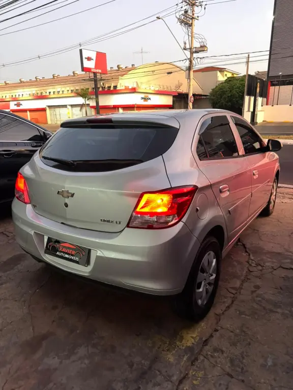 CHEVROLET Onix Hatch - Foto