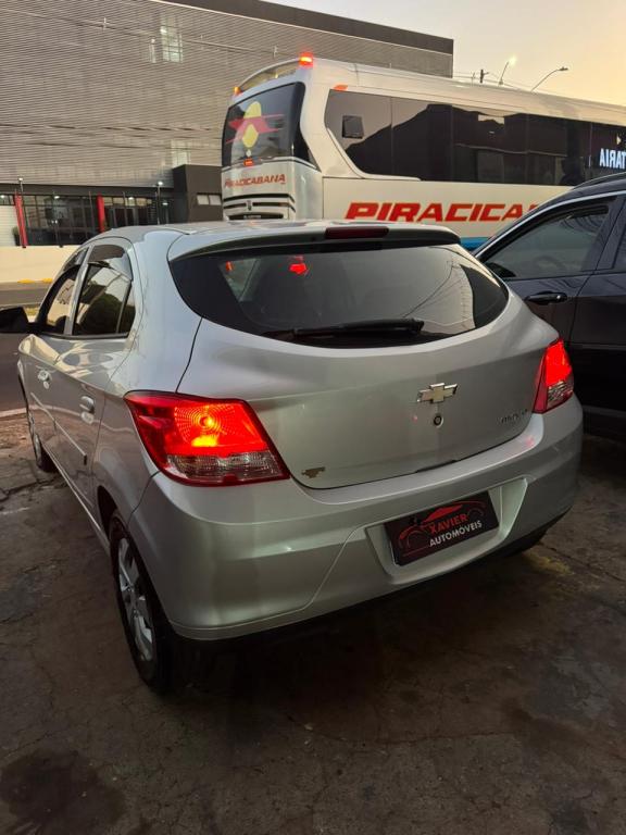 CHEVROLET Onix Hatch - Foto