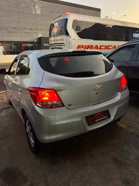 CHEVROLET Onix Hatch - Foto