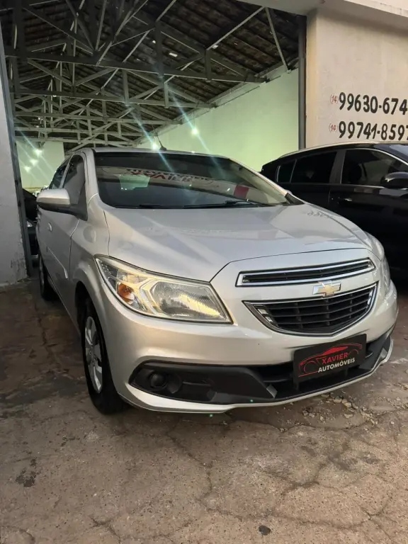 CHEVROLET Onix Hatch - Foto