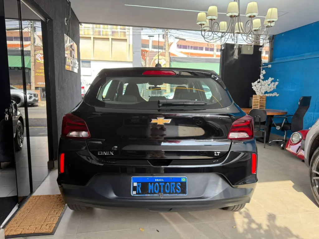 CHEVROLET Onix Hatch - Foto