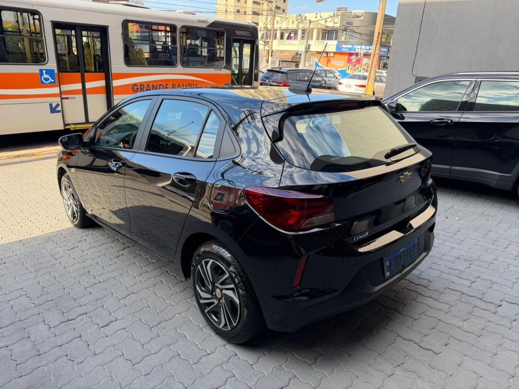 CHEVROLET Onix Hatch - Foto