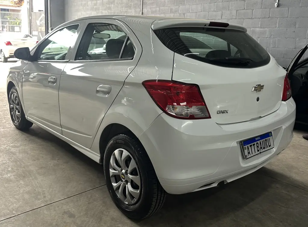 CHEVROLET Onix Hatch - Foto