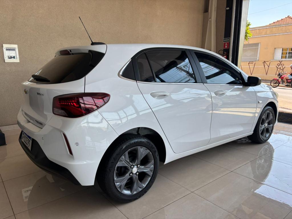 CHEVROLET Onix Hatch - Foto