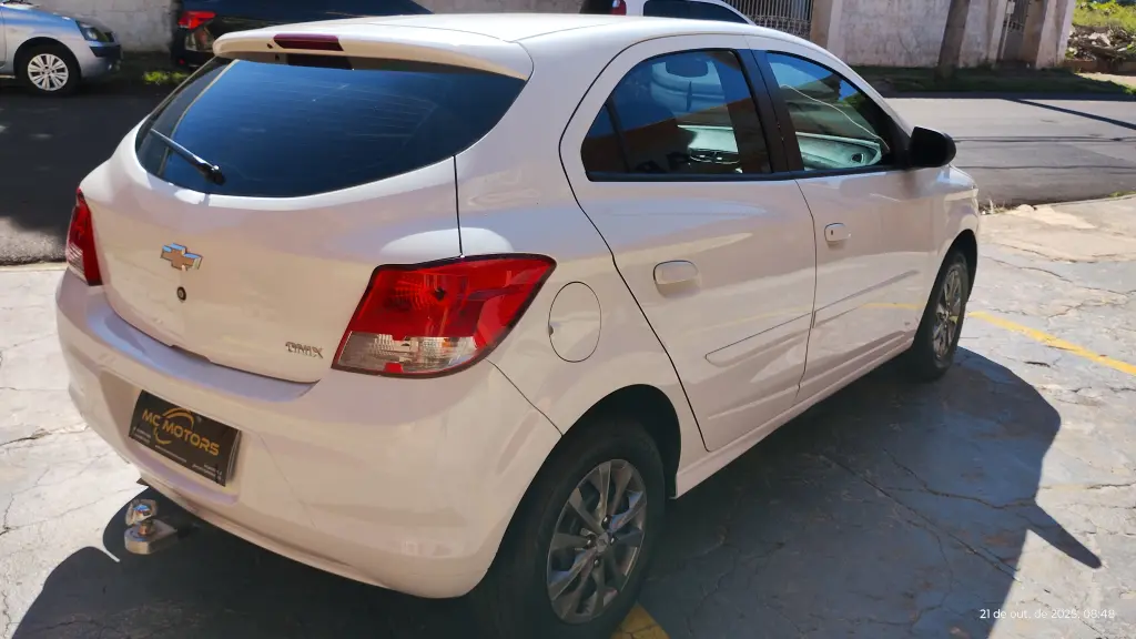 CHEVROLET Onix Hatch - Foto