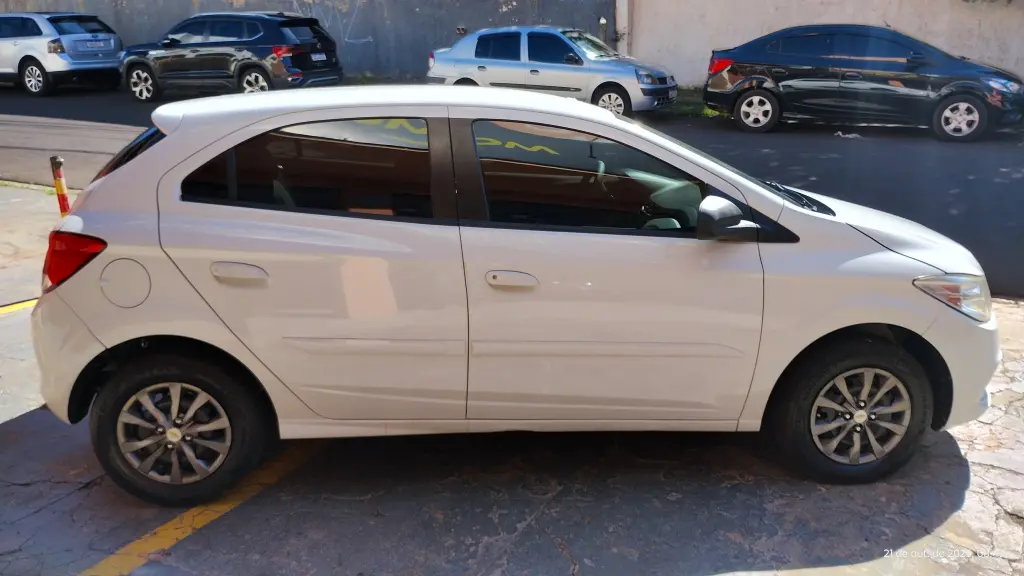 CHEVROLET Onix Hatch - Foto