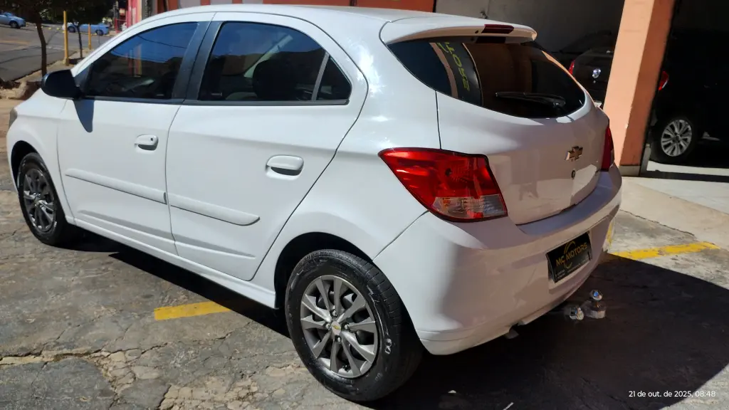 CHEVROLET Onix Hatch - Foto
