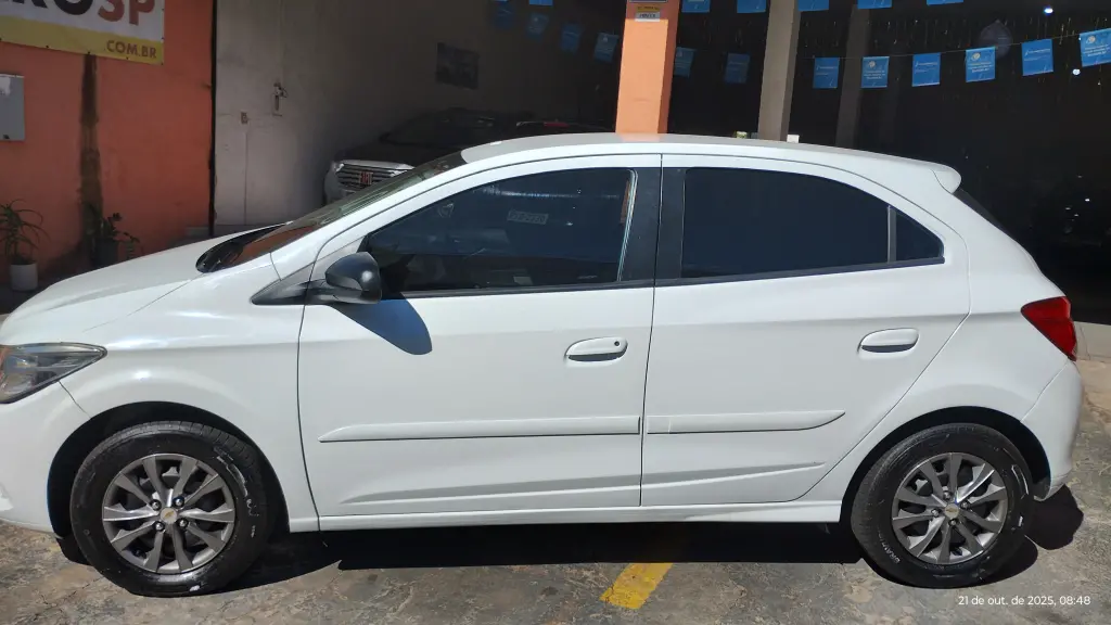 CHEVROLET Onix Hatch - Foto