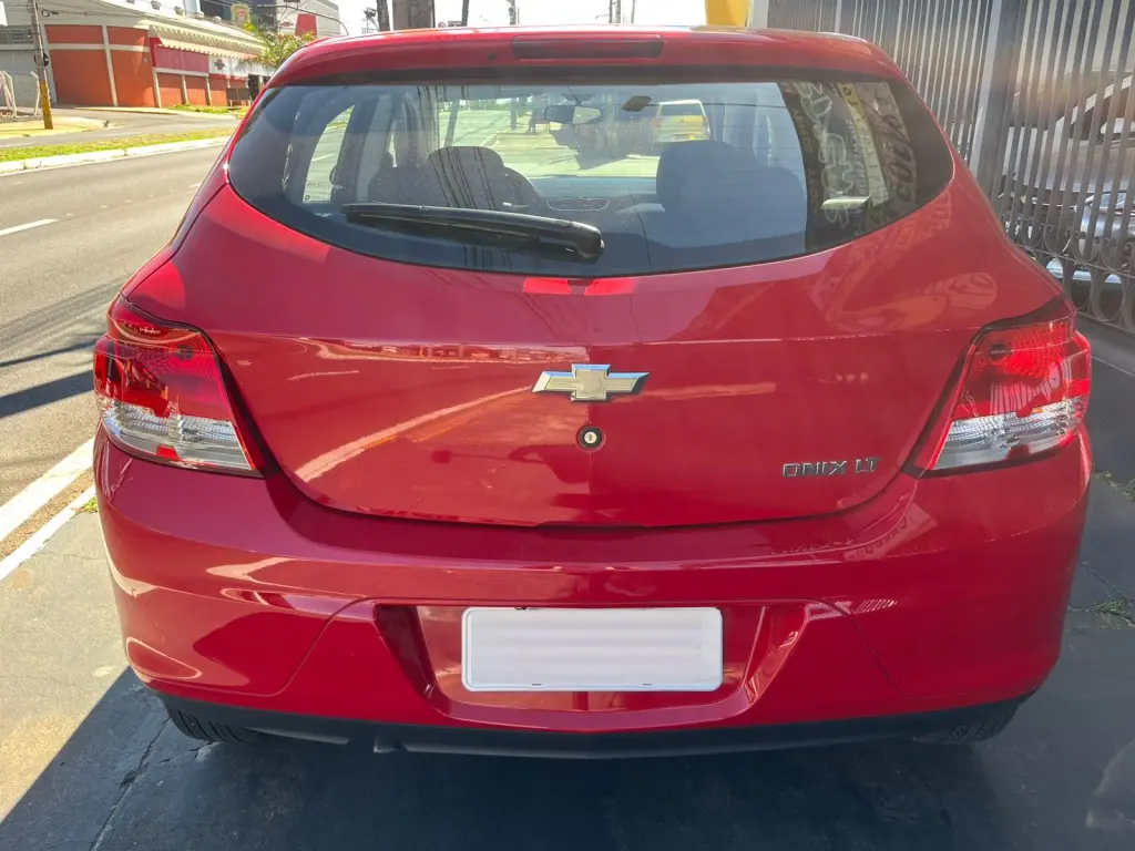 CHEVROLET Onix Hatch - Foto