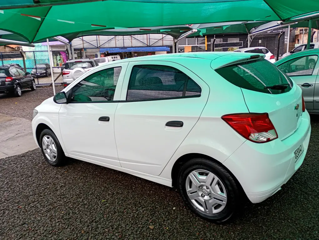 CHEVROLET Onix Hatch - Foto