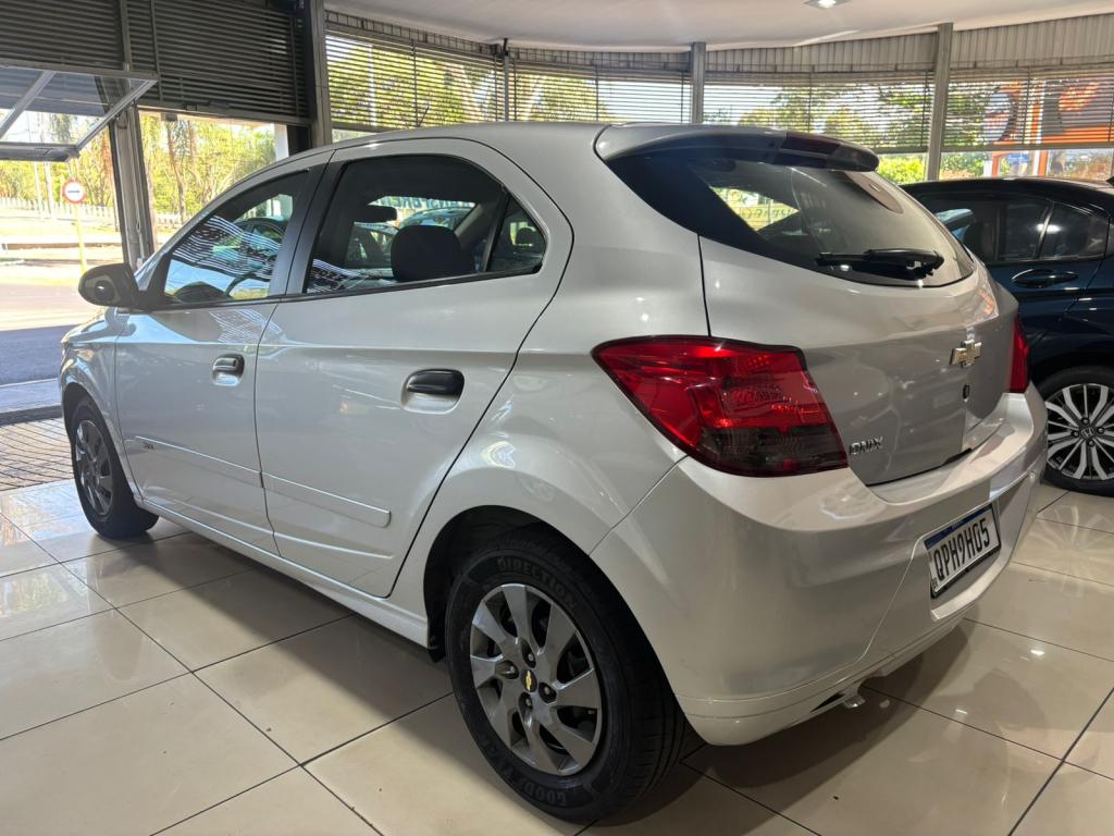 CHEVROLET Onix Hatch - Foto