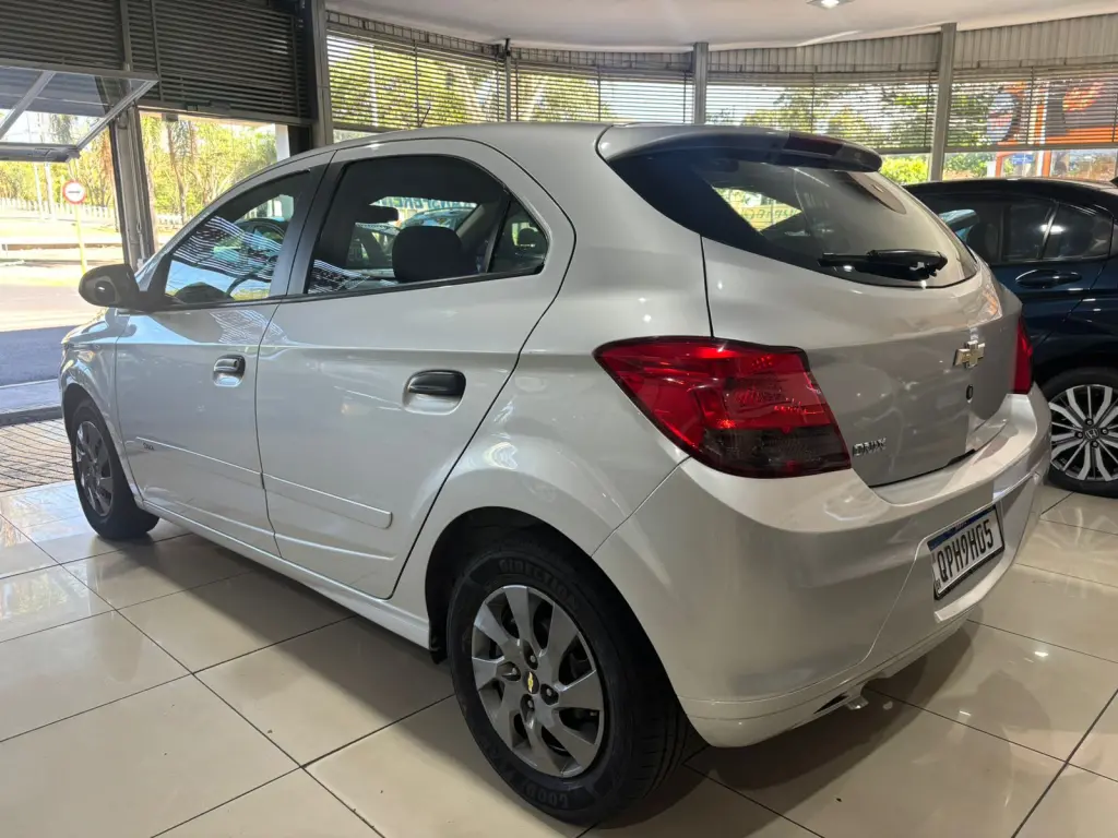 CHEVROLET Onix Hatch - Foto