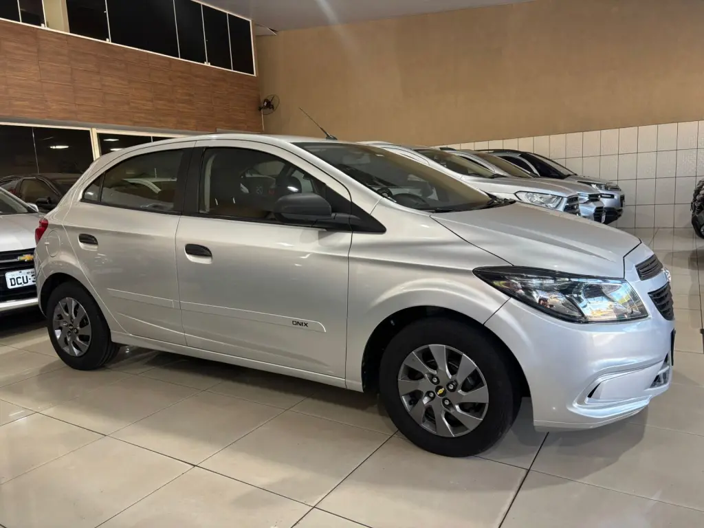 CHEVROLET Onix Hatch - Foto